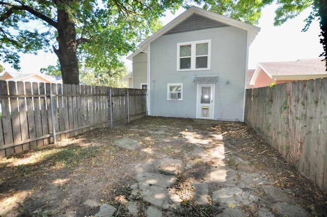 Building Photo - FOR LEASE! 1 BR - 1 BA - 1 Car Garage -  680 sf - Two-Story Apartment in a a Great Location Near ...