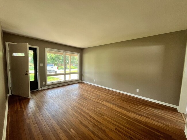 Building Photo - Beautiful 3 Bedroom 1.5 Bath House in Carmel