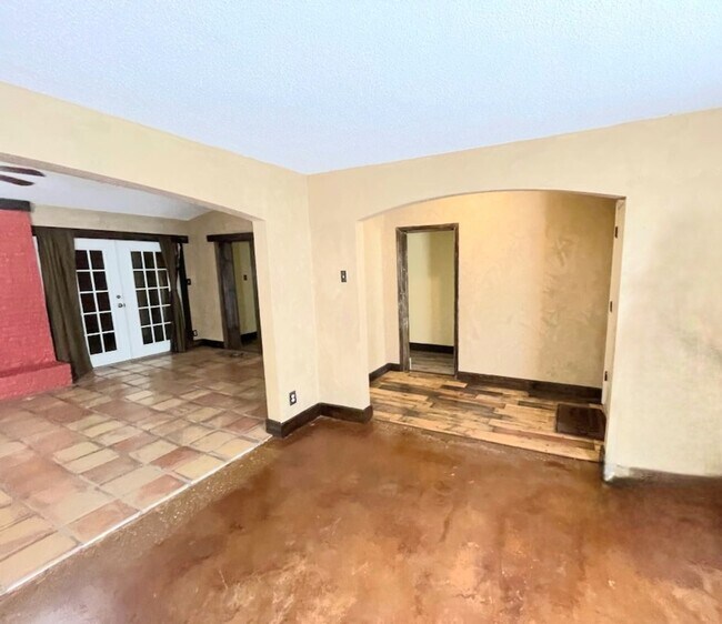 Building Photo - Beautiful home with lots of exterior space!