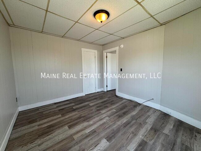 Building Photo - 172 College Ave