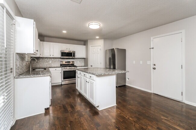 Building Photo - 665 Tomahawk Pl SW