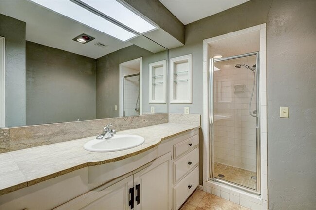 Building Photo - 6325 Glenbrook Ct