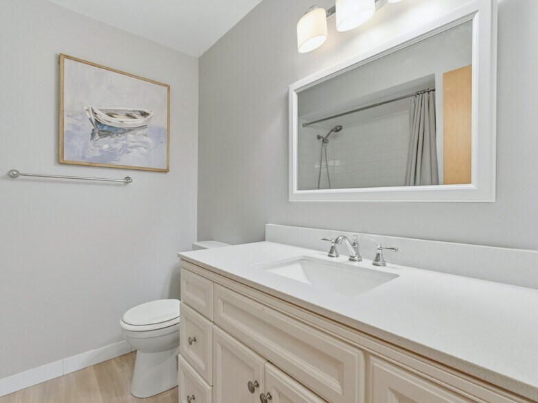 Building Photo - 6611 Venetian Dr