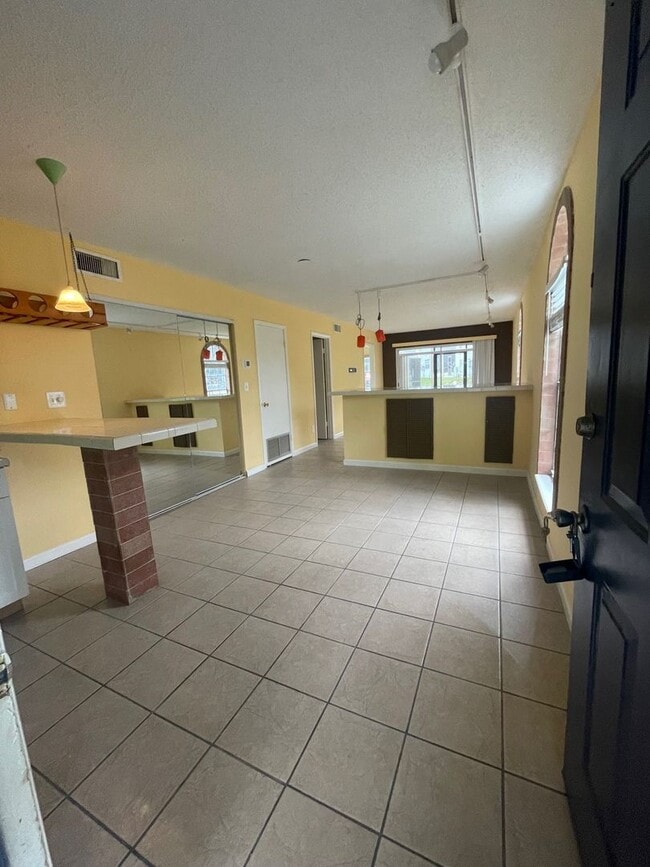 Building Photo - FREE 1ST MONTH RENT 1 Bed 1 Bath | Central Air | Community Pool | Section 8 Welcome