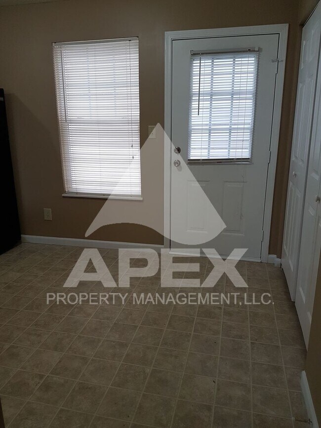 Building Photo - MOVE-IN SPECIAL, $1 RENT!! - Nice 2 Bd | 1.5 Ba Townhouse in West Knox Condo Community!