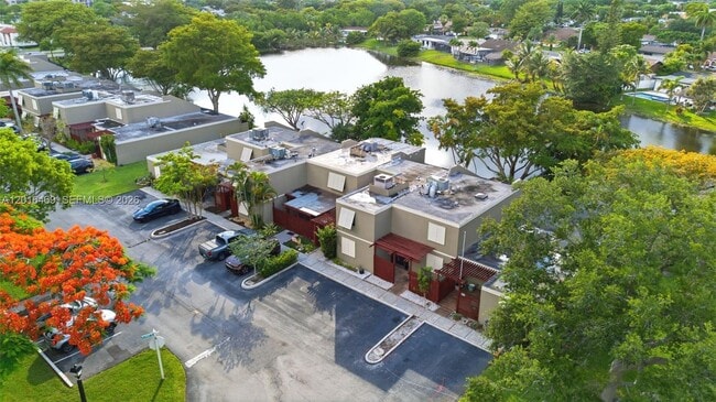 Building Photo - 10941 N Lakeview Dr