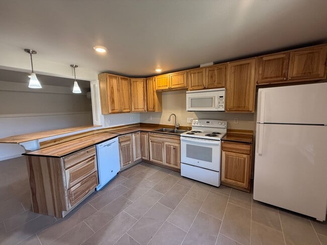 Building Photo - Welcome to your new lake front home in Oly...