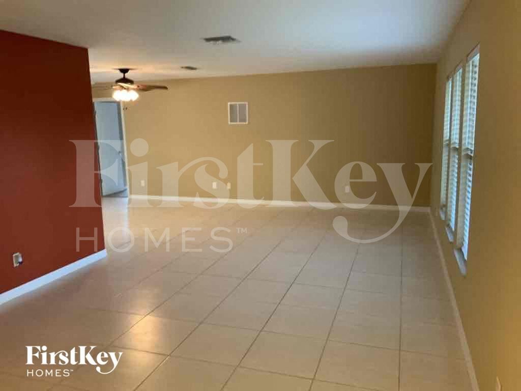 Building Photo - 233 SW 38th St