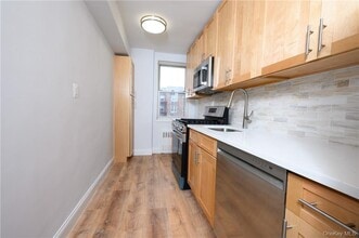 Building Photo - 3 Sadore Ln