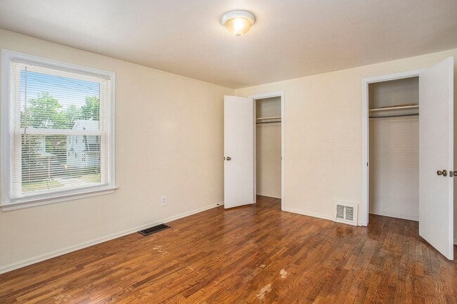 Building Photo - AVAILABLE MID-JULY!! 3 Bedroom, 1.5 Single...