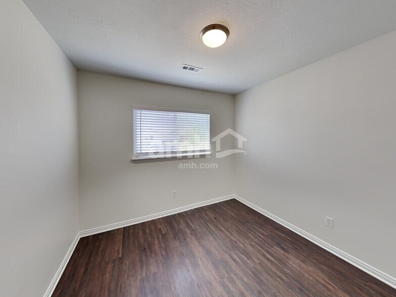 Building Photo - 2075 Ficus Way