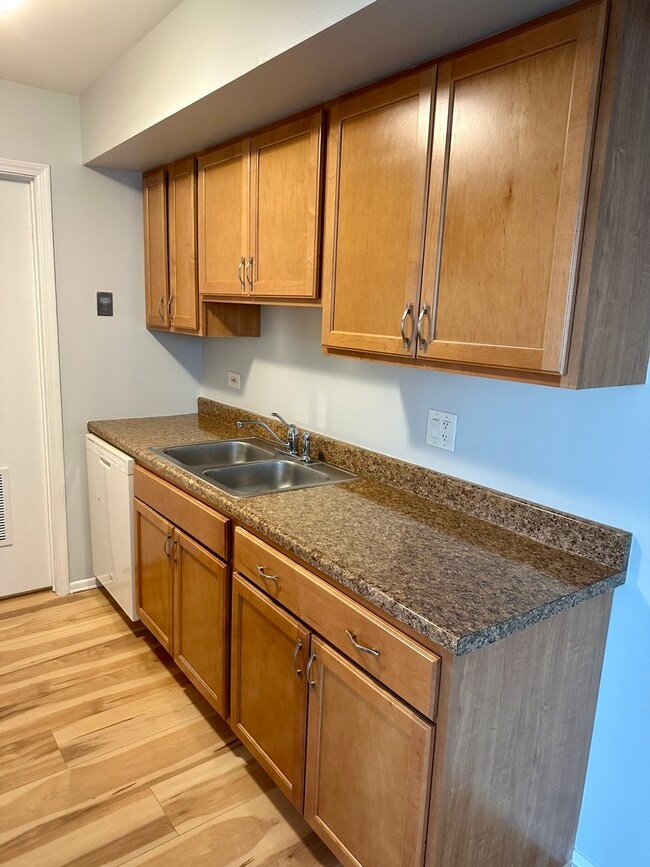 Building Photo - 330 Hampton Ct