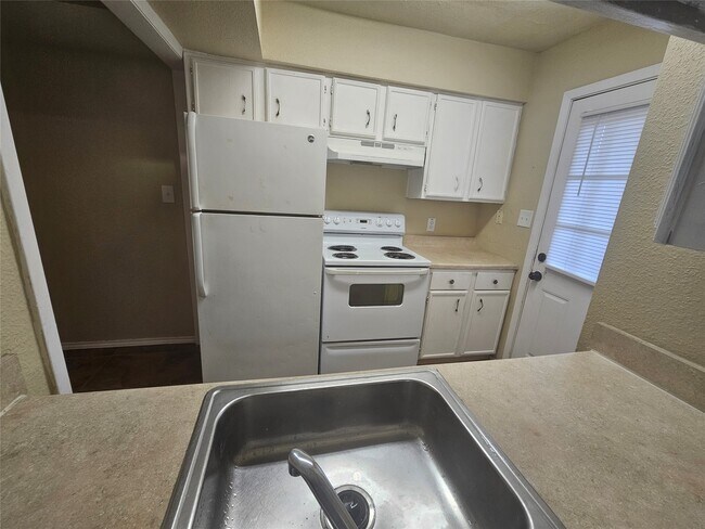 Building Photo - 3303 W Greenridge Dr