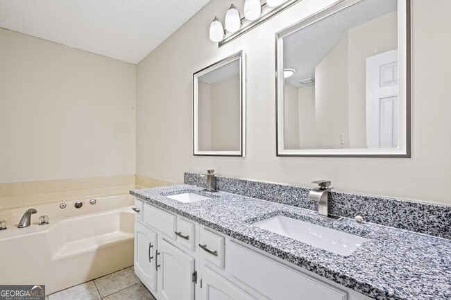 Building Photo - 7973 Woodlake Dr