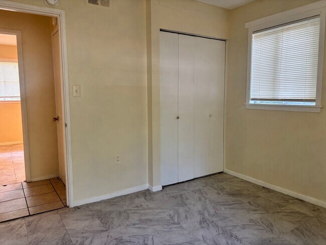 Building Photo - 318 Queen Marie Ln