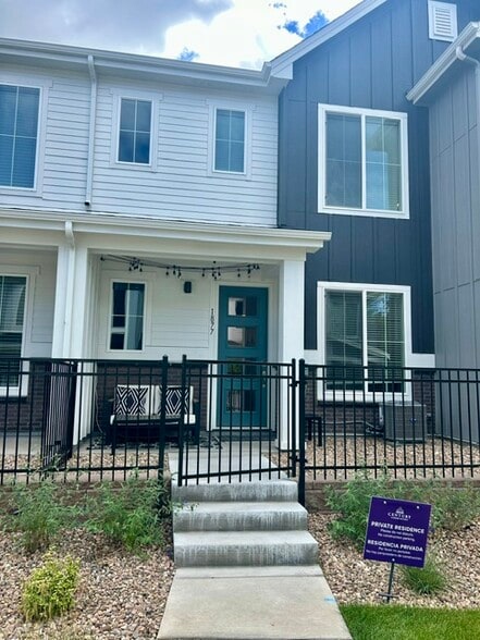 Building Photo - 1877 S Poplar Ct