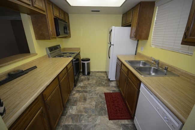 Building Photo - 850 S River Dr