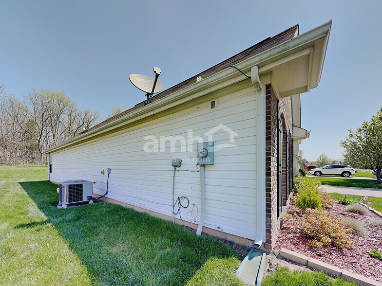 Building Photo - 1028 W Muskegon Dr