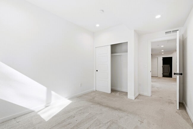 Building Photo - 191 Diamond Dr