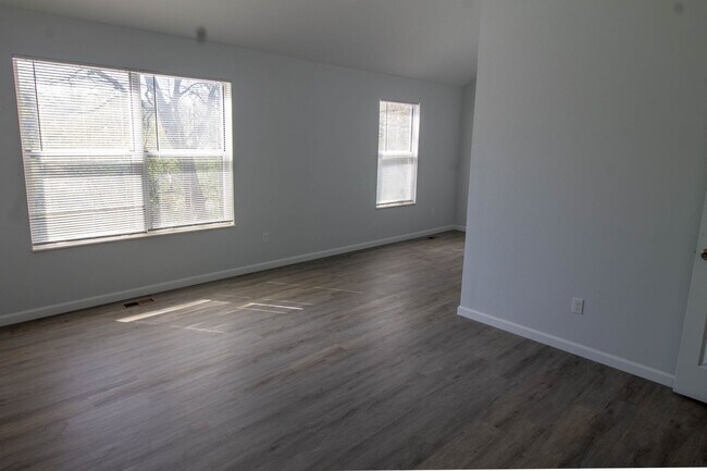 Building Photo - This conveniently located townhome is read...