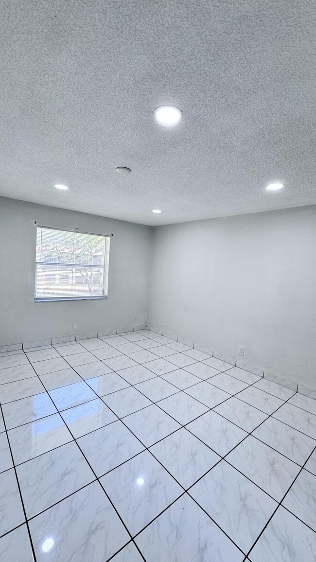 Building Photo - 5535 Lakewood Cir
