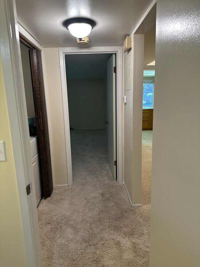 Building Photo - Waterbury Way condominium - utilities included