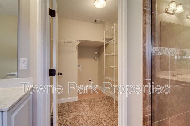 Building Photo - 232 Mossy Bank Dr
