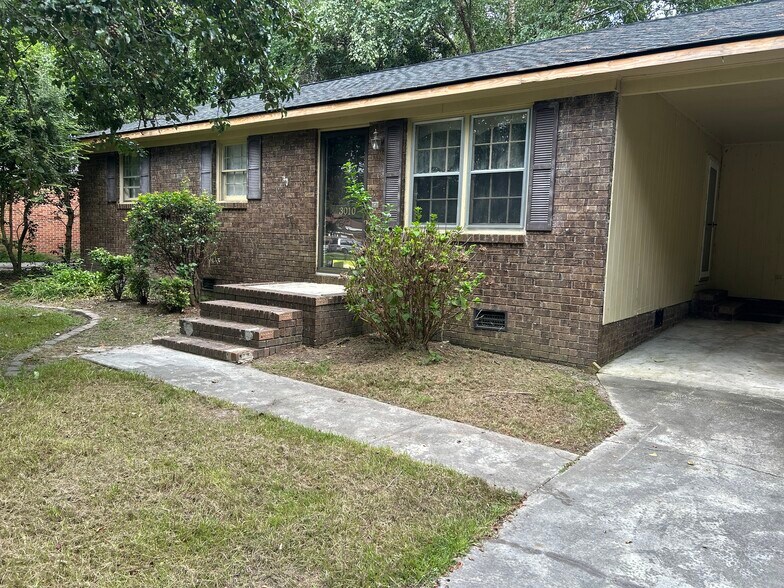 Building Photo - 3010 Skylark Dr
