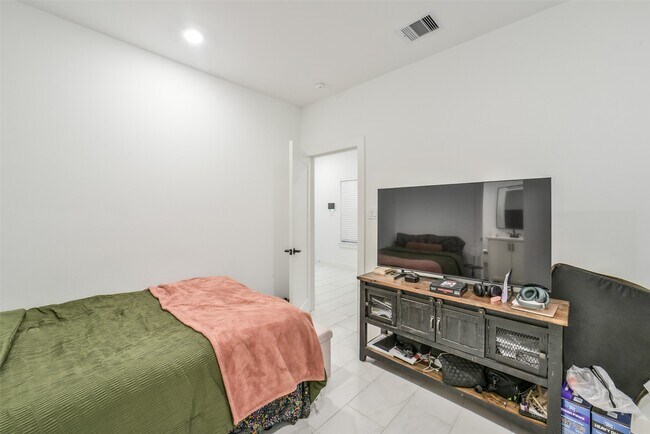 Building Photo - 718 W Donovan St