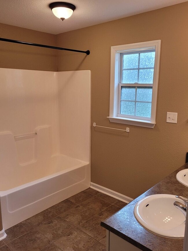 Building Photo - Spacious 3BD/2BA Home Near Moody AFB | Ope...