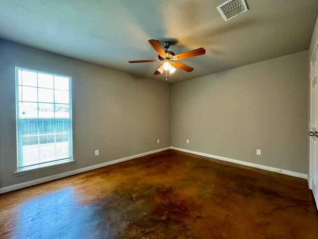Building Photo - Single Family Home *LEASING SPECIAL AVAILA...