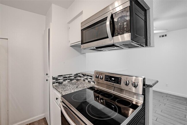 Building Photo - 6038 Northwest Expy