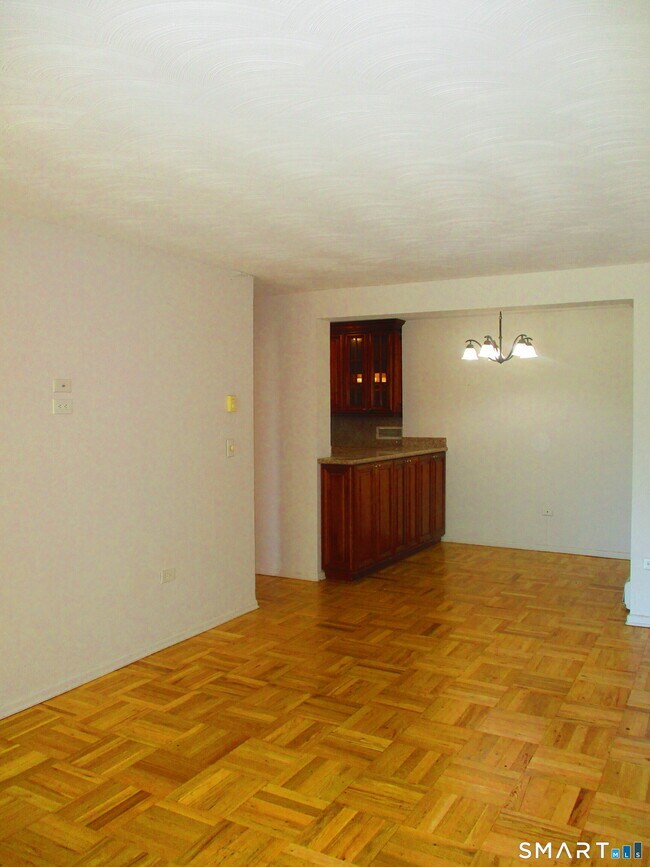 Building Photo - 87 Glenbrook Rd