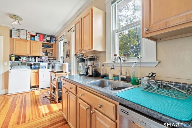 Building Photo - 253 W Elm St