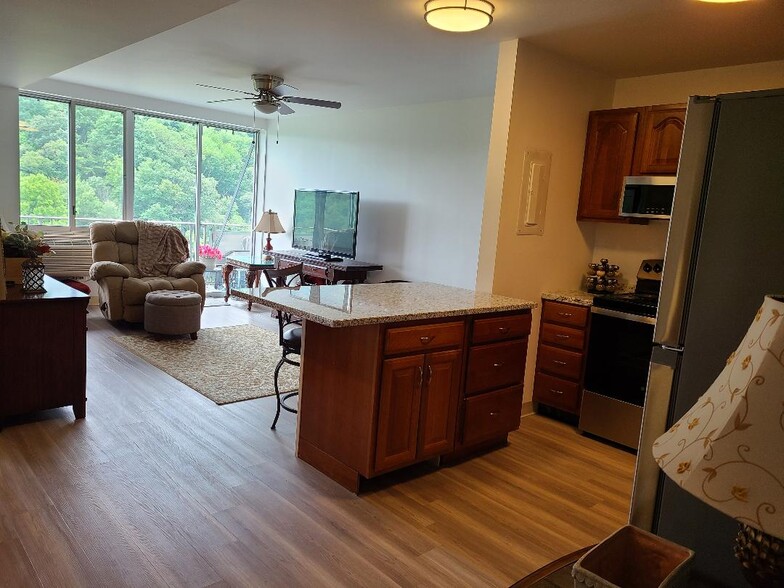 #1205 - 1800 Roundhill Rd