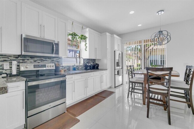 Building Photo - 3920 NE 13th Dr