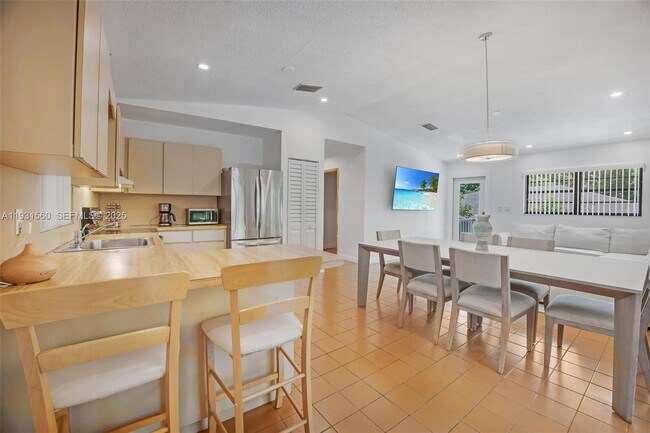 Building Photo - 139 N Bay Harbor Dr