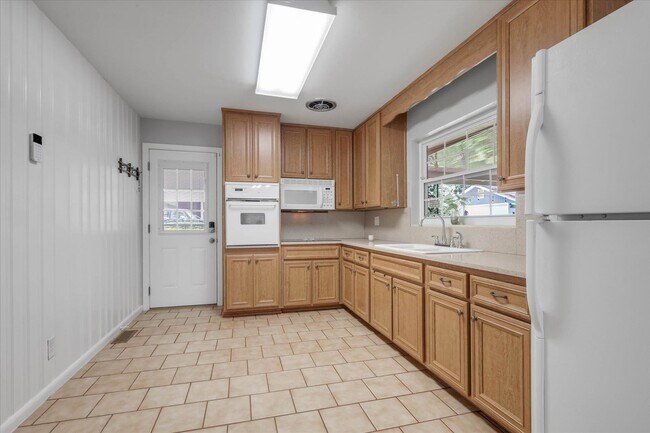 Building Photo - 1917 Sharon Rd