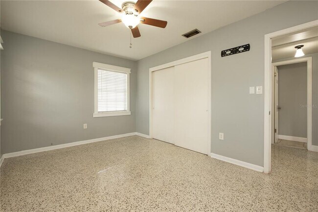 Building Photo - 10235 N Fleetwood Dr