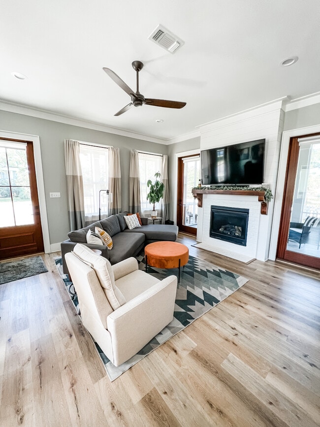 Building Photo - 764 E 2nd St