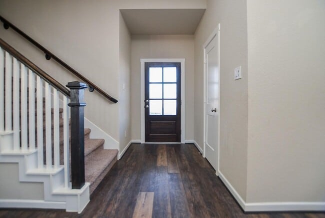 Building Photo - Beautiful 2 story home with 4 bedrooms, 2,...