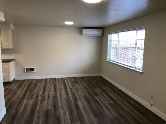 Building Photo - Updated 3 bedroom, 2 bathroom duplex in Sp...