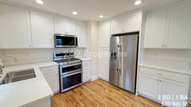 Building Photo - Remodeled 2 BD | 1BA Duplex - First Edition Lake Oswego