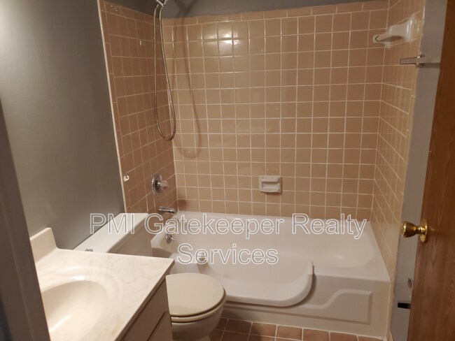 Building Photo - 7226 Creekview Dr