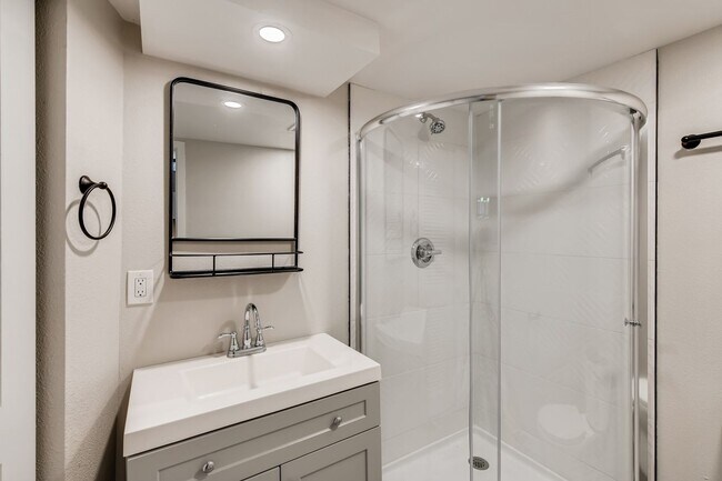 Building Photo - 3 Bedroom 2 Bathroom Denver Home with Bonu...