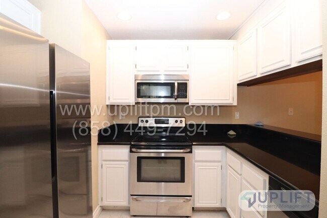 Building Photo - 3 bed, 2.5 bath Home in Charming Neighborh...