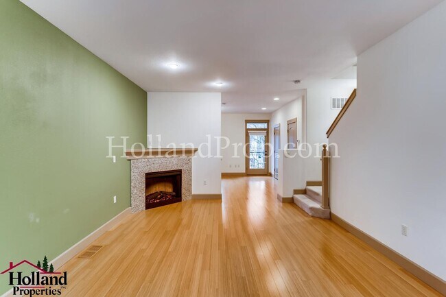 Building Photo - Pet free 3 bedroom Home with natural light...
