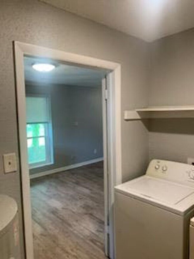 Building Photo - Spacious Two Bedroom Apartment near Oceana
