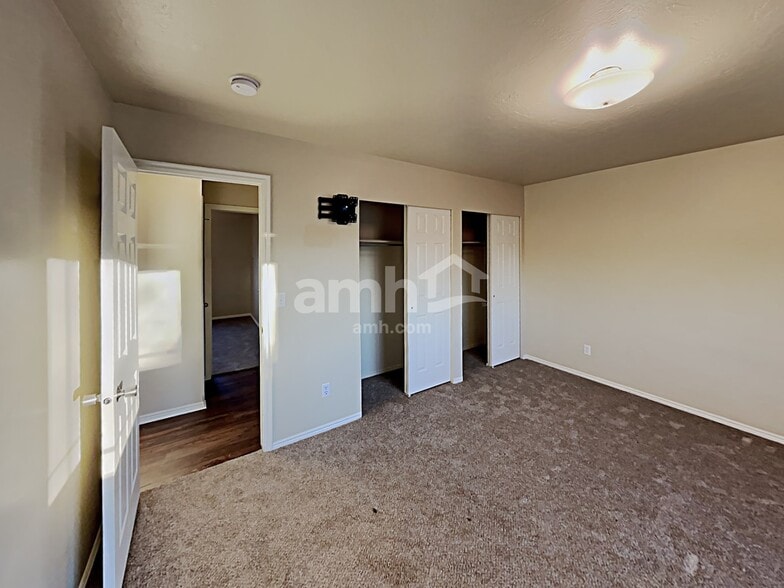 Building Photo - 1027 N 575 W