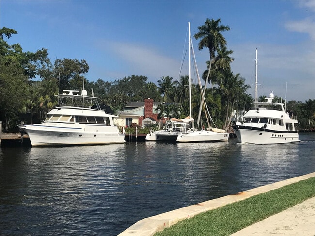 Building Photo - 900 River Reach Dr